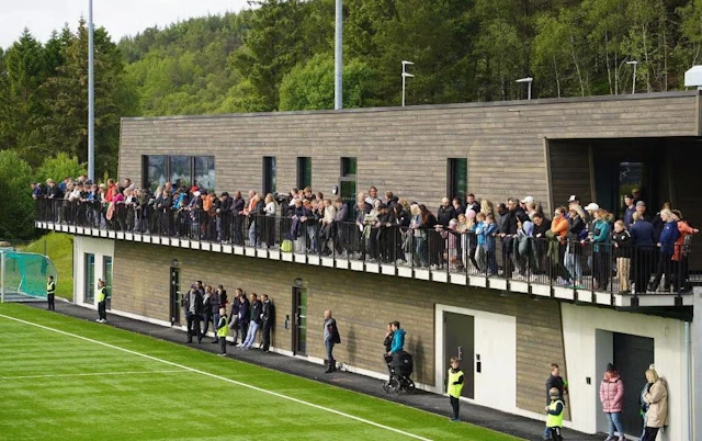 Publikum på klubbhuset ved fotballbanen