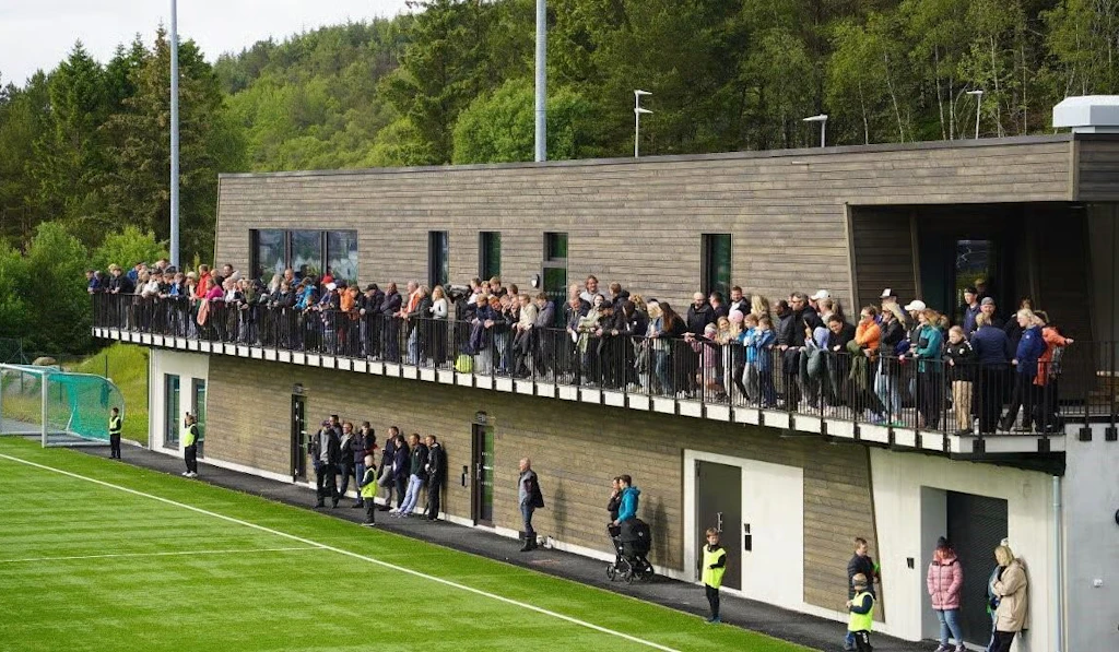 Publikum på klubbhuset ved fotballbanen