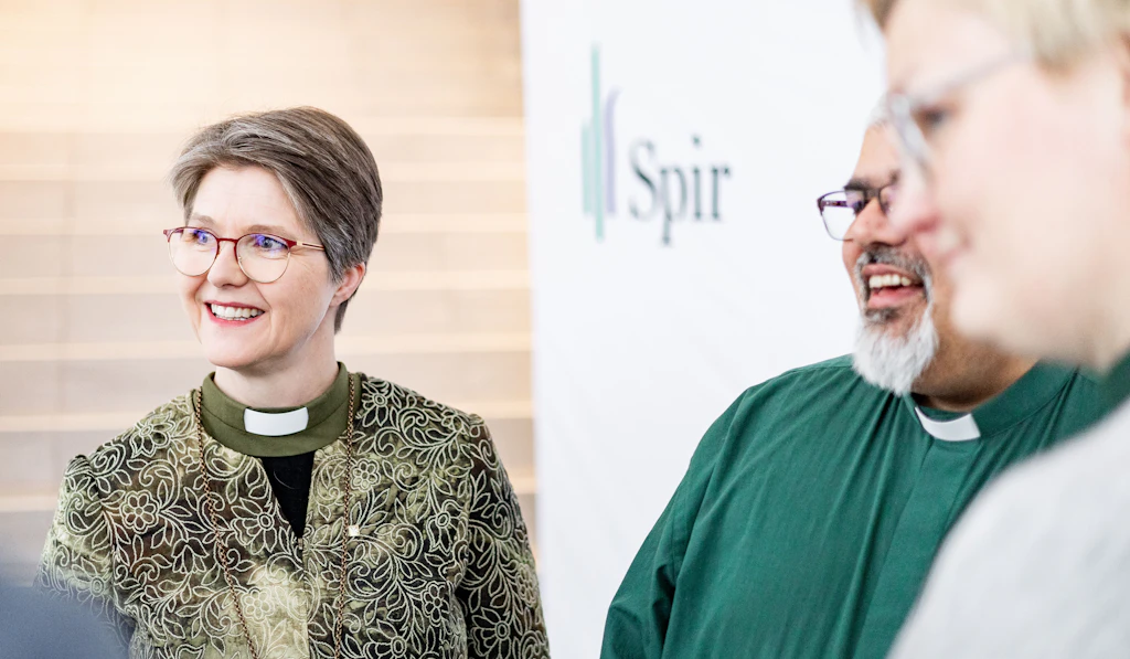 Tre personer i samtale hos Spir
