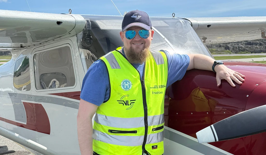 Thomas Fredriksen, nestleder og instruktør i Haugaland Flyklubb, ved klubbens Cessna LN-BIH