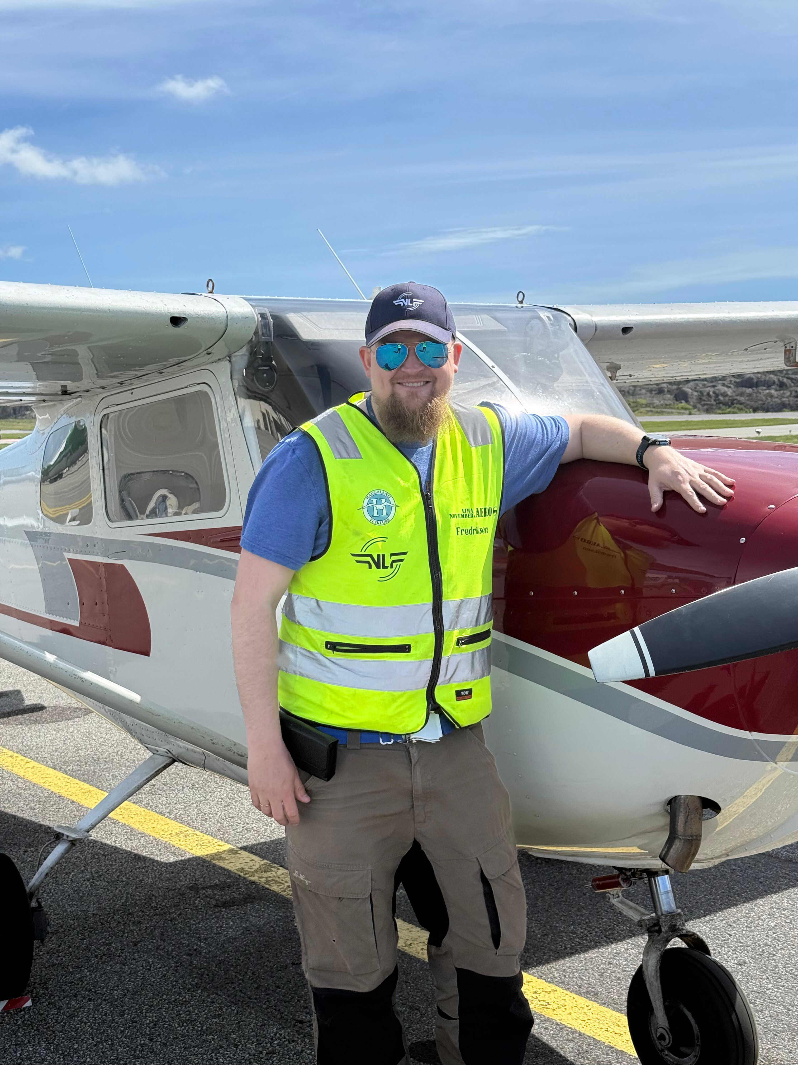 Thomas Fredriksen, nestleder og instruktør i Haugaland Flyklubb, ved klubbens Cessna LN-BIH
