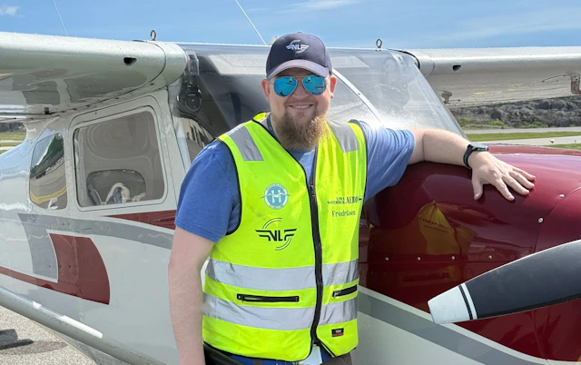 Thomas Fredriksen ved et småfly