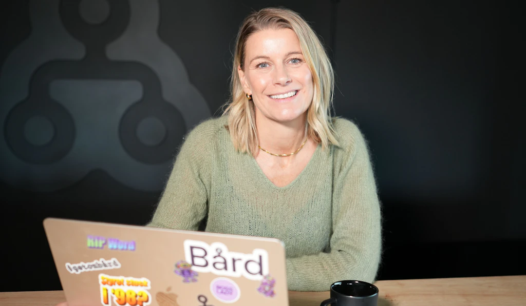 Kvinne med laptop med Bård-logo